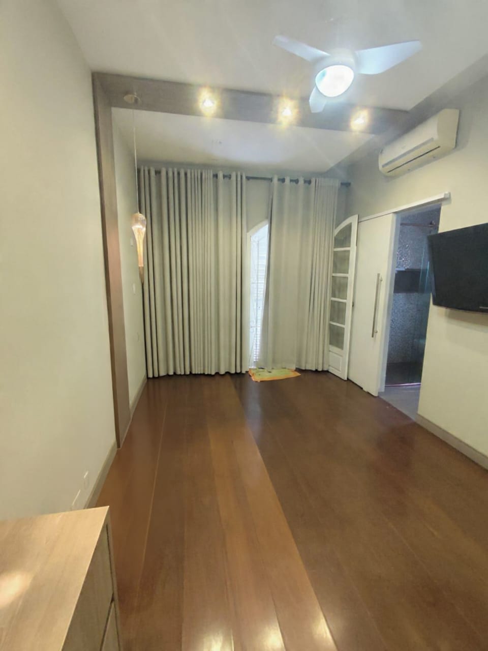 Foto do Imóvel - LINDA CASA 06 DORMS COM LAZER NO EMBARÉ EM SANTOS/SP